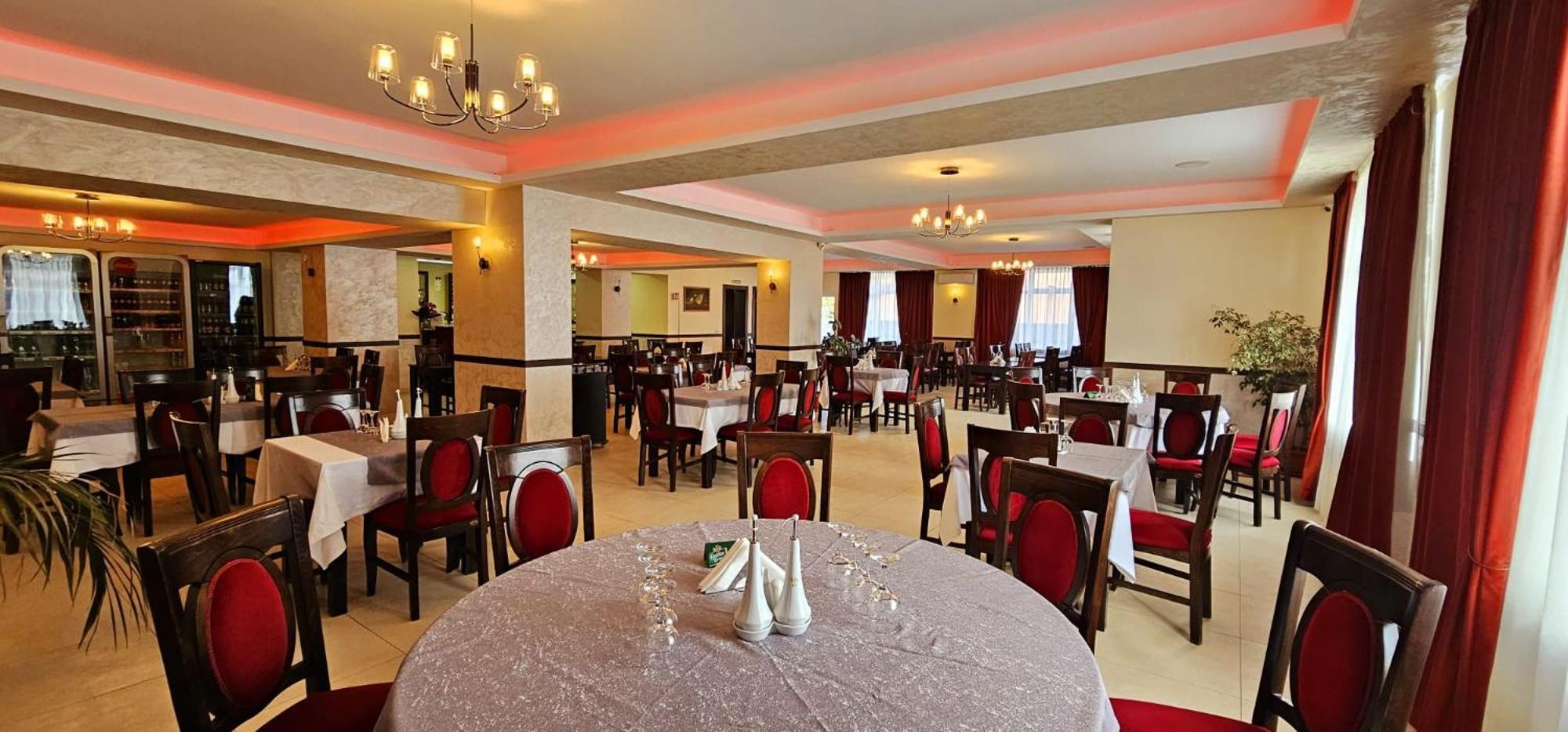 Pensiune Restaurant Pizzerie 2 Pauni Borşa Exterior foto